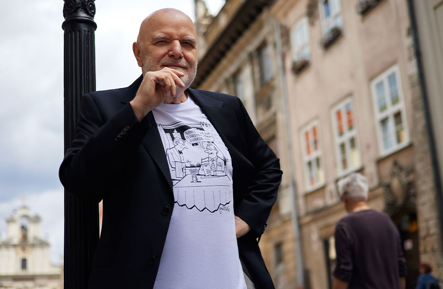 Andrzej Mleczko w T-shircie BYTOM z nadrukiem ilustracji swojego autorstwa.