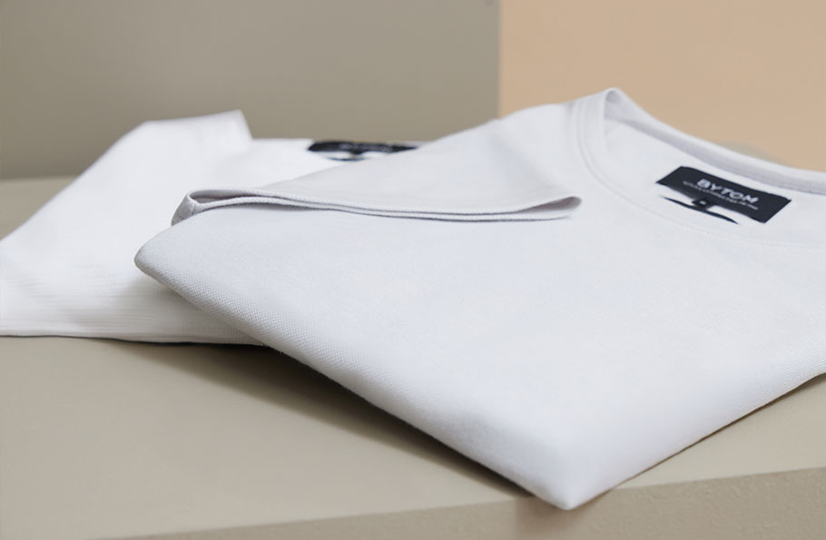Dwa białe T-shirty Bytom - kompozycja, zdjęcie.