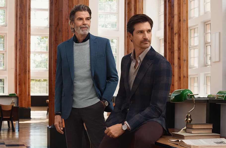 Eleganccy mężczyźni w stylowych marynarkach BYTOM w jesiennej kolekcji — granatowe i niebieskie marynarki męskie w nowoczesnym, klasycznym stylu, idealne do biura i na co dzień - zdjęcie.
