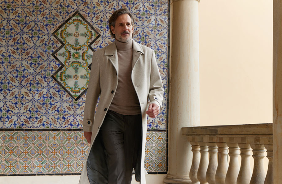 Elegancki mężczyzna ubrany w beżowy płaszcz, beżowy golf i szare spodnie Bytom - zdjęcie.