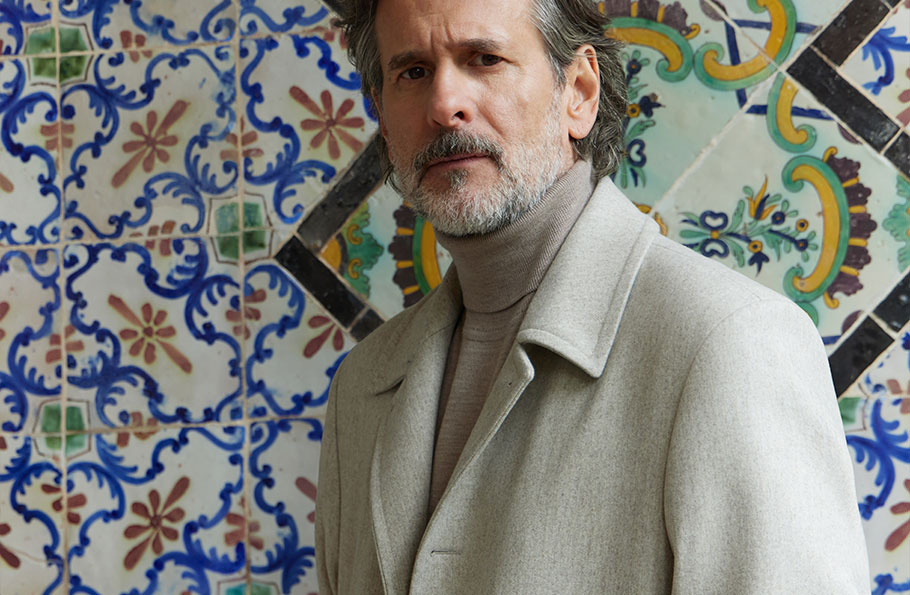 Elegancki mężczyzna w beżowym płaszczu Bytom - zdjęcie.