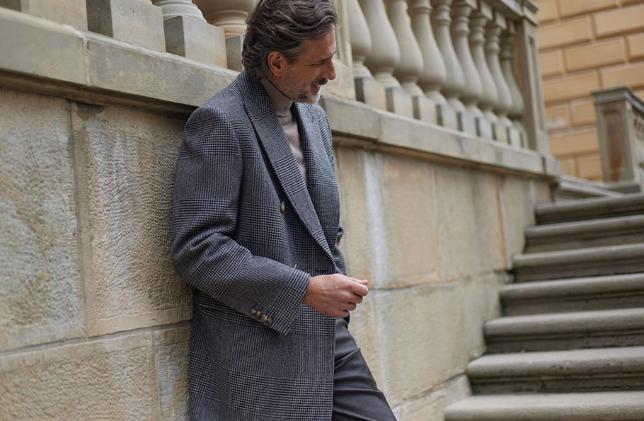 Mężczyzna w eleganckim szarym płaszczu Bytom - zdjęcie.