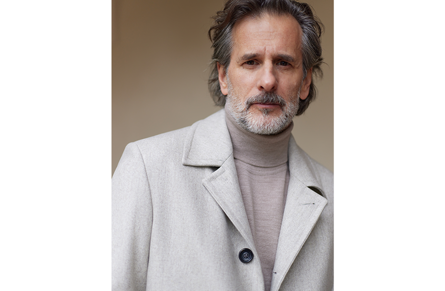 Mężczyzna w szarym płaszczu i golfie Bytom - zdjęcie.