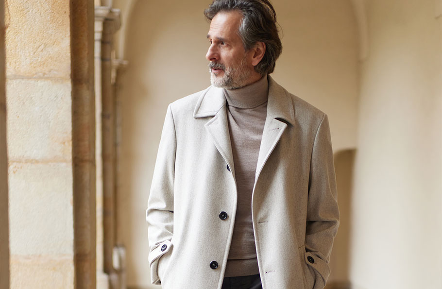 Mężczyzna w beżowym płaszczu Bytom - zdjęcie.