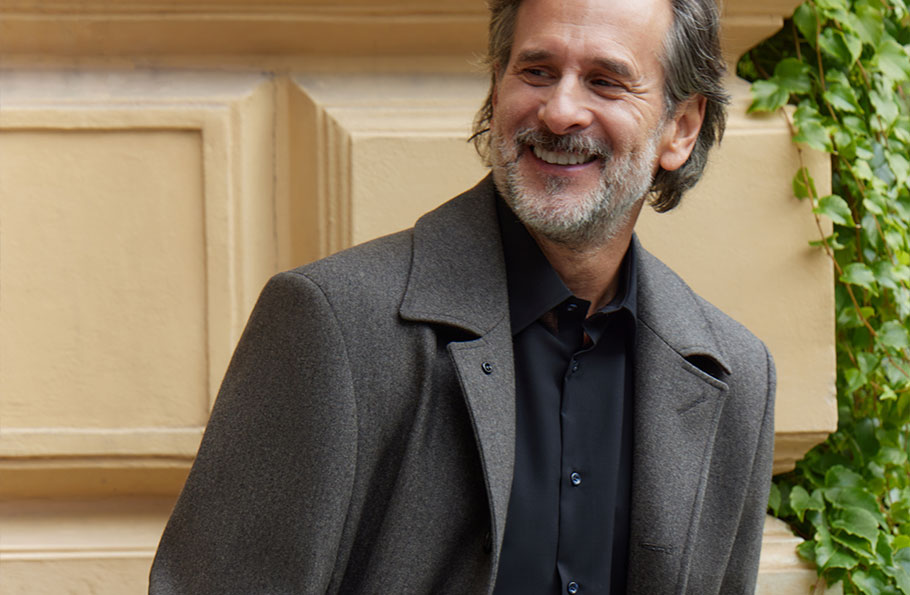 Mężczyzna w brązowym płaszczu Bytom - zdjęcie.