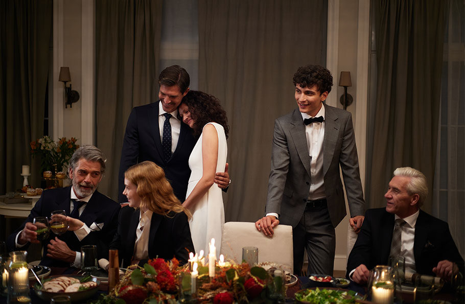 Zdjęcie ze świątecznej kolacji - kobiety i mężczyźni elegancko ubrani w garnitury Bytom.