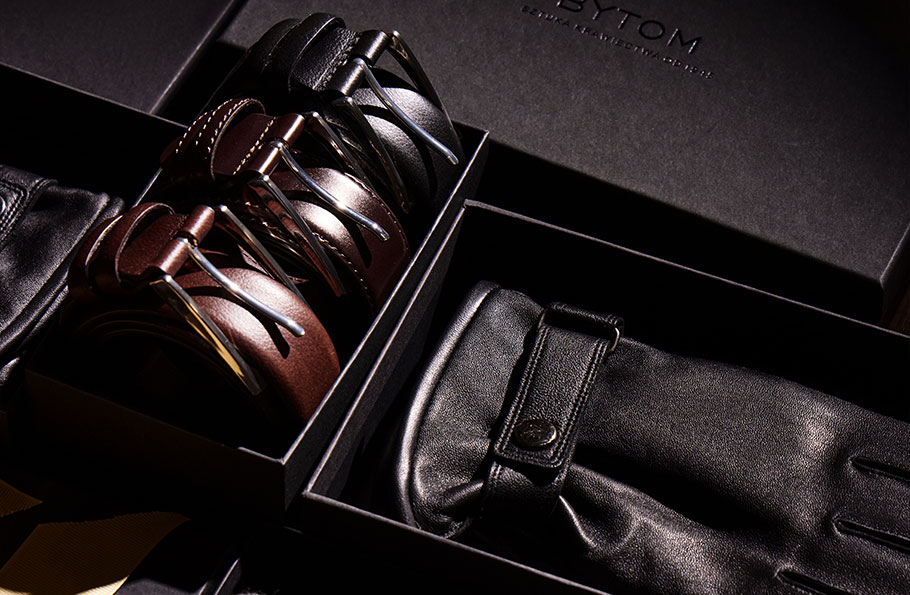 świąteczny zestaw akcesoriów Bytom: paski i rękawiczki.