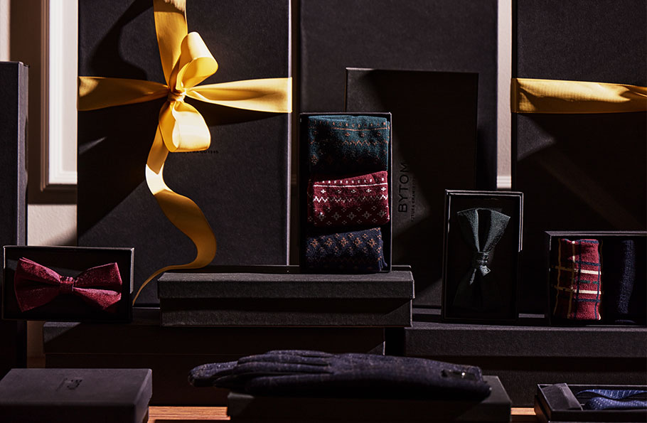 świąteczny zestaw akcesoriów Bytom: skarpety, muchy i rękawiczki.