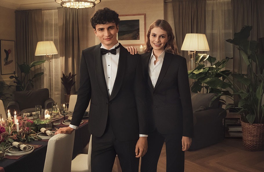 Mężczyzna i kobieta w eleganckich garniturach Bytom podczas świątecznej kolacji - zdjęcie.