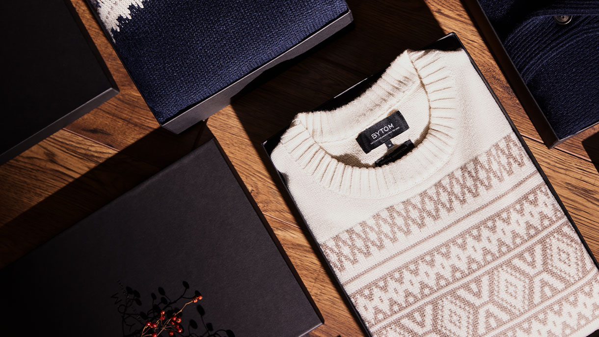 5 stylowych prezentów dla mężczyzny na Mikołaja 2025 - koszule, swetry i T-shirty