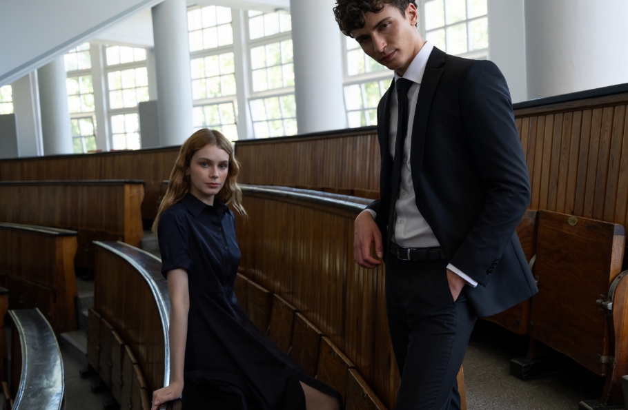 Dziewczyna w sukience i chłopak w garniturze stojący obok siebie