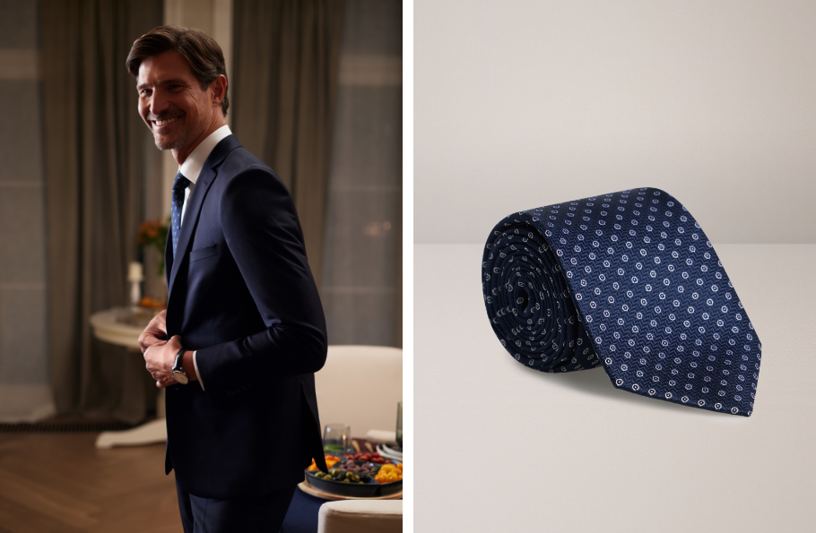 Uśmiechający się mężczyzna w średnim wieku w garniturze