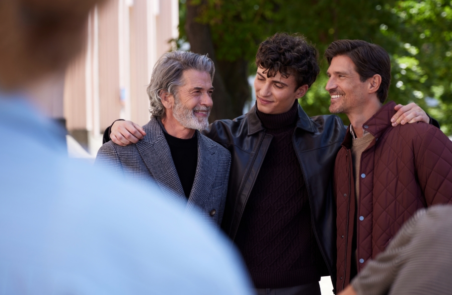 Mężczyźni na spacerze w parku