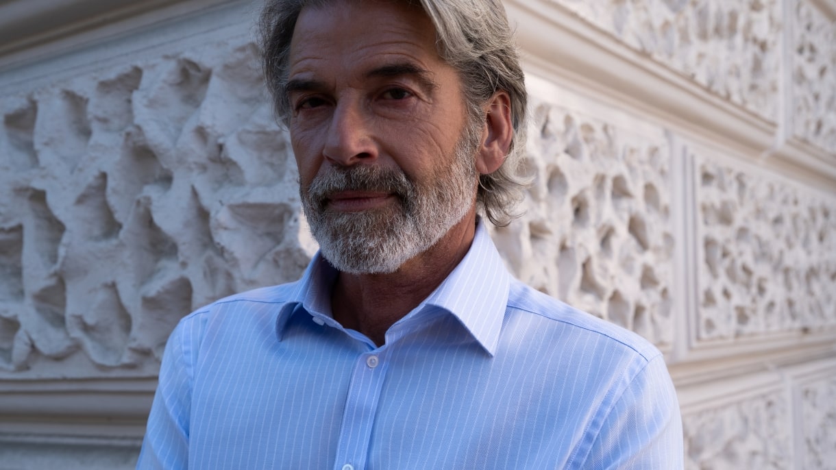 Jak stylizować koszulę męską? Eleganckie zestawy na co dzień