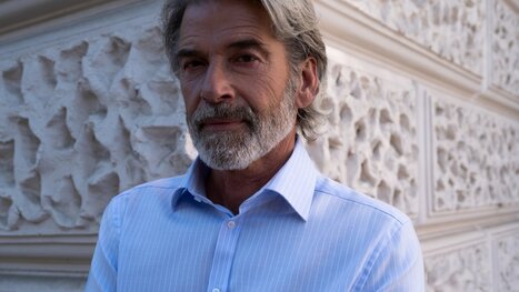 Jak stylizować koszulę męską? Eleganckie zestawy na co dzień