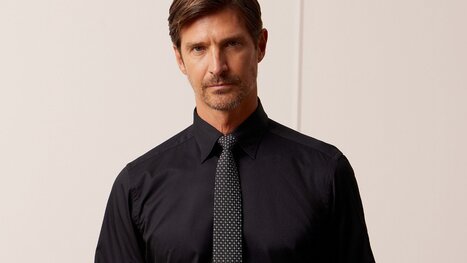 Jaki krawat do czarnej koszuli? Poznaj najlepsze połączenia kolorów