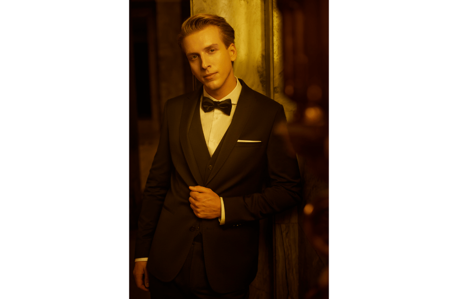 Elegancki mężczyzna w wieczorowym stroju.