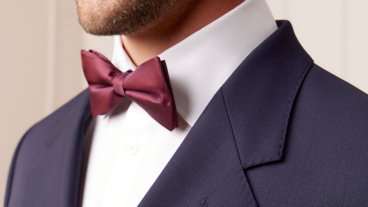 Jaka mucha pasuje do granatowego garnituru? Stylowe zestawienia na formalne okazje