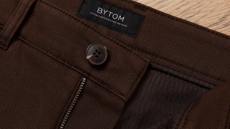 Jak stylizować brązowe spodnie męskie? 5 gotowych zestawów