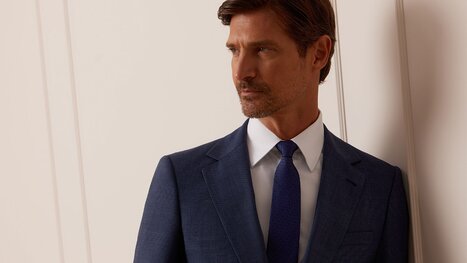 Stylizacje z granatowym garniturem na każdą okazję: 7 propozycji