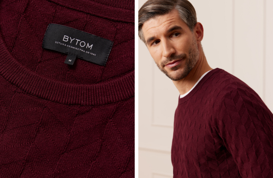 Mężczyzna w średnim wieku w bordowym swetrze