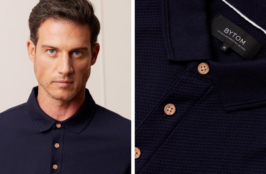 Mężczyzna w średnim wieku w granatowej koszulce polo