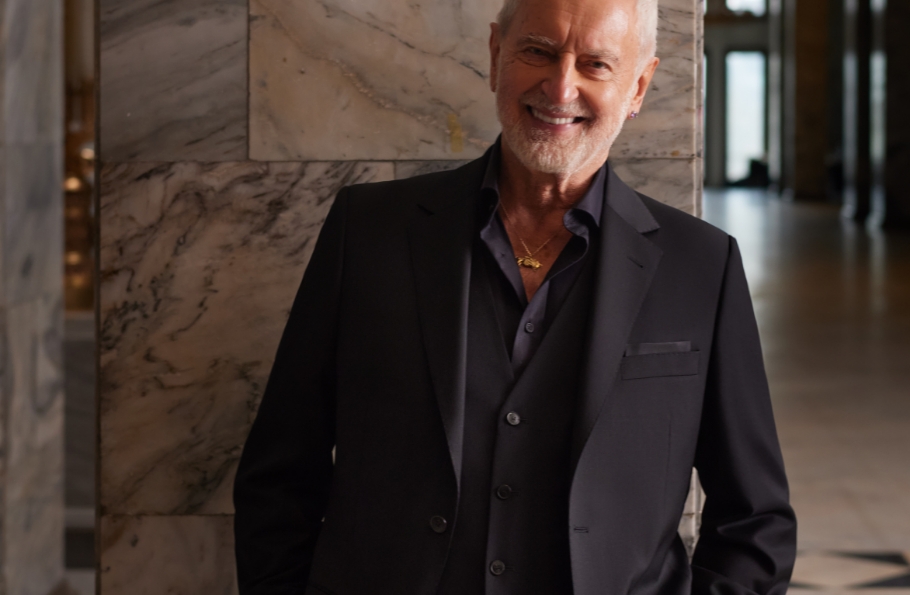 Mężczyzna w czarnej kamizelce i garniturze Bytom.