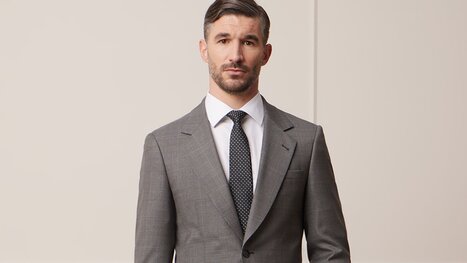 Stylizacje na różne okazje z szarym garniturem – co do niego pasuje?