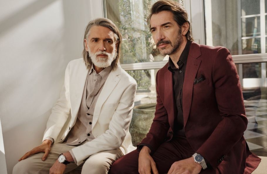 Dwóch mężczyzn w beżowym i bordowym garniturze Bytom.