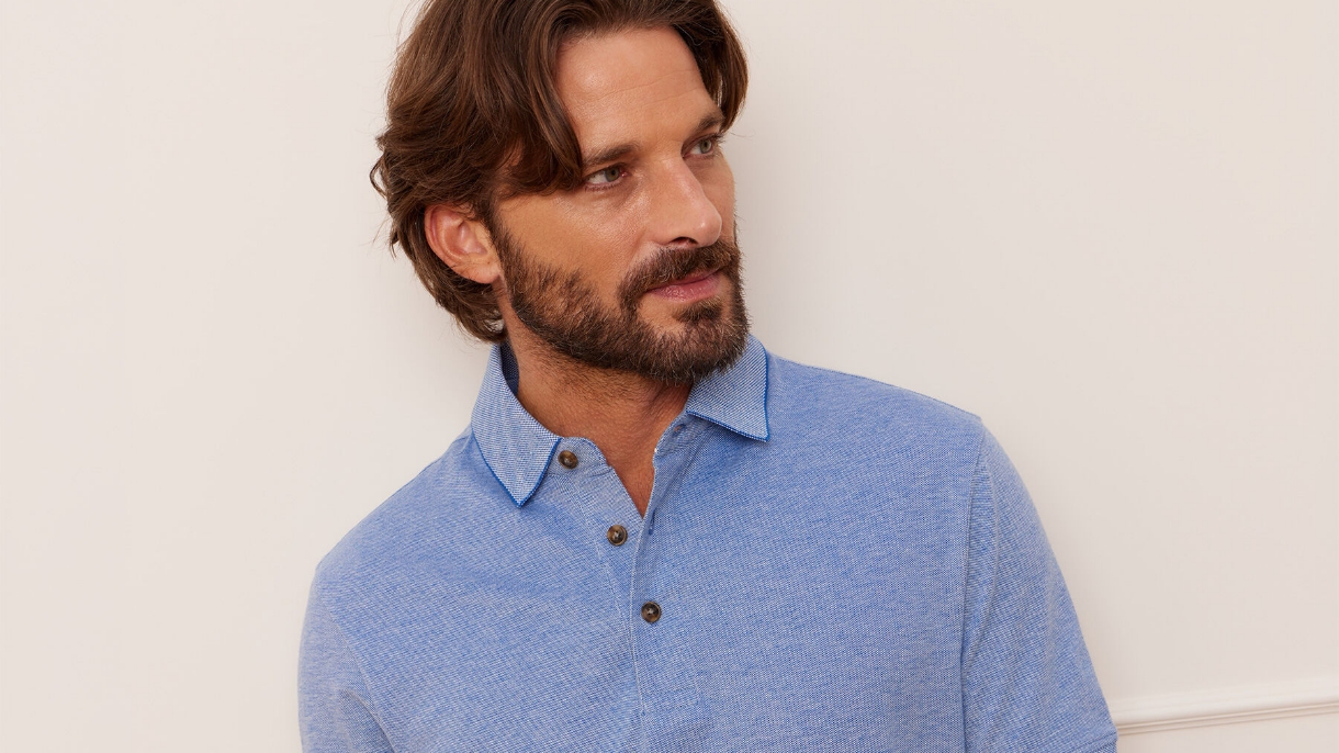 Koszulka polo w męskich stylizacjach – jak ją nosić w 2026?