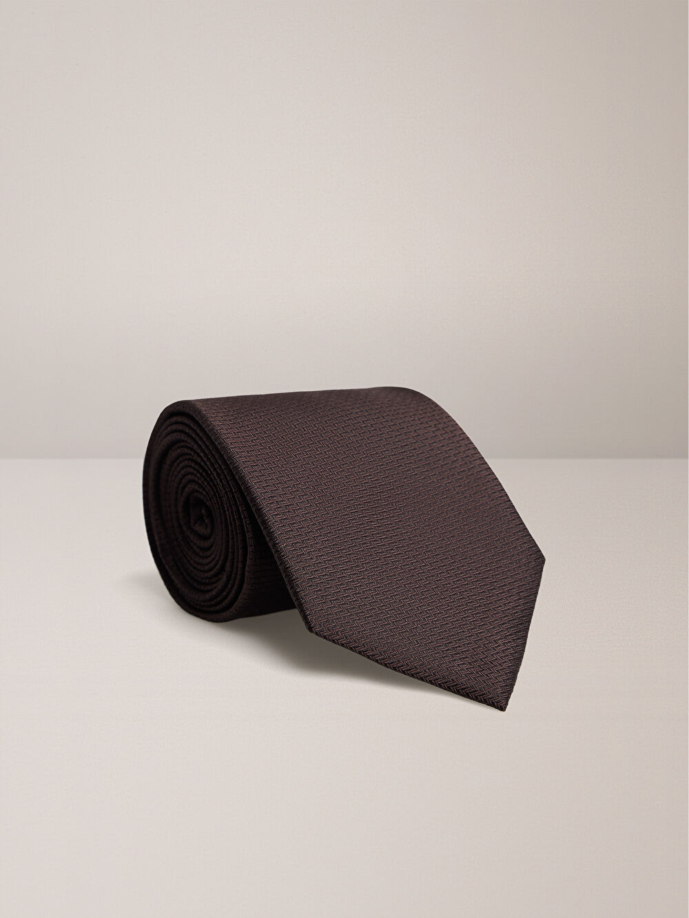 BRĄZOWY KRAWAT - 2