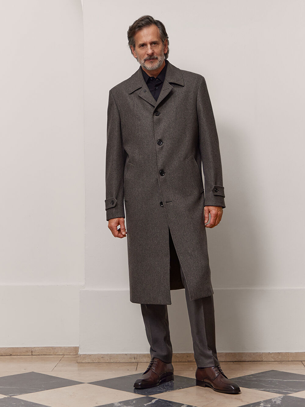 BRĄZOWY PŁASZCZ - 3