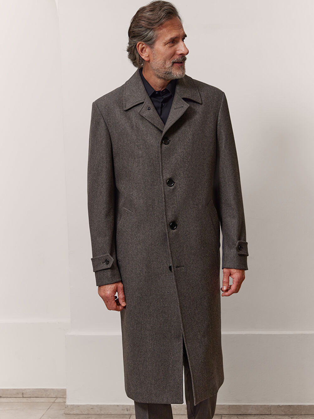 BRĄZOWY PŁASZCZ - 4