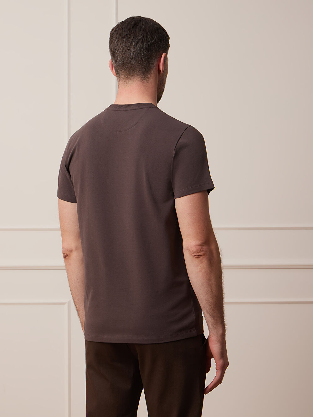 BRĄZOWY T-SHIRT DOVENBY - 7