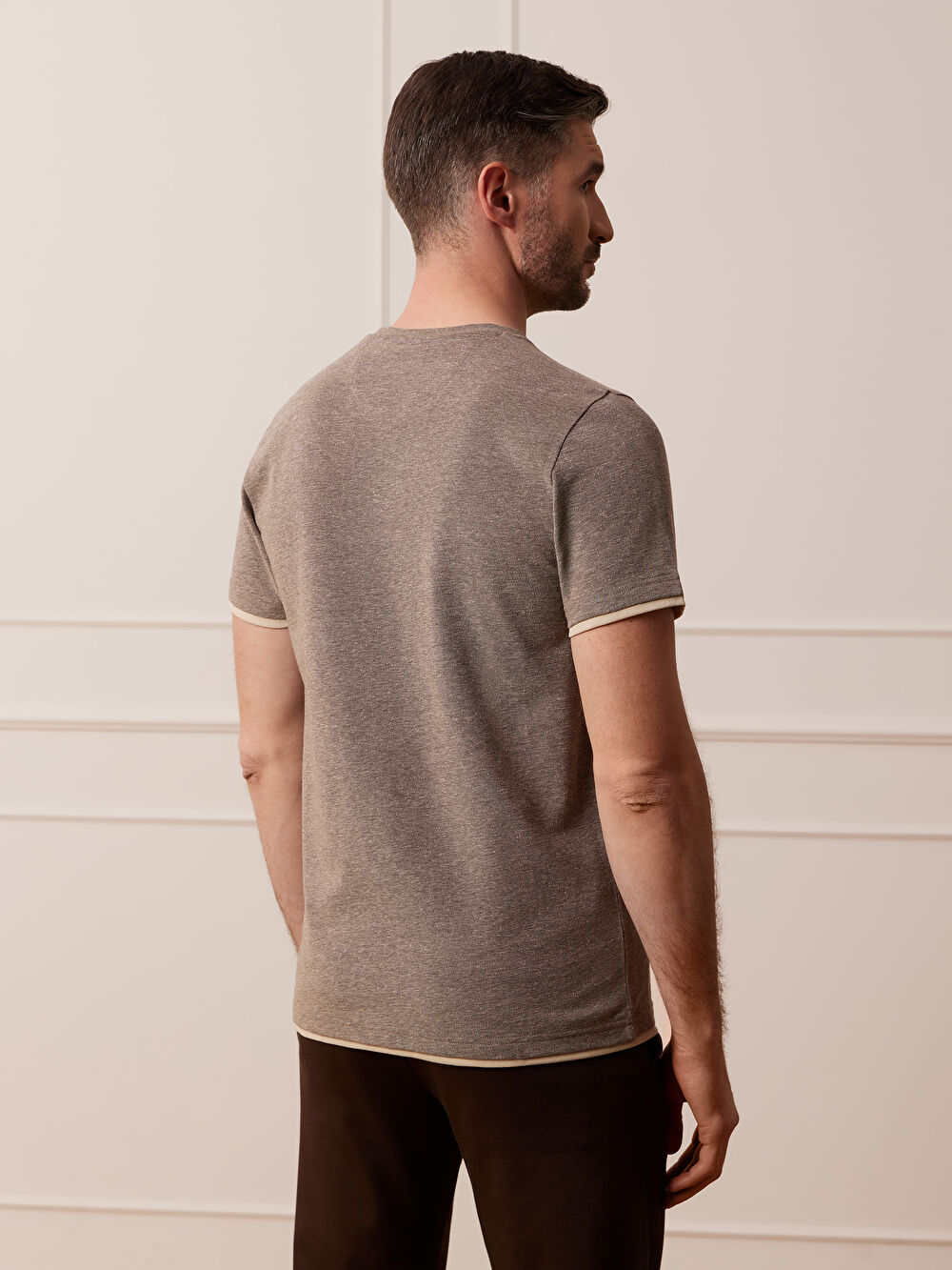 BRĄZOWY T-SHIRT MOCKTREE - 7