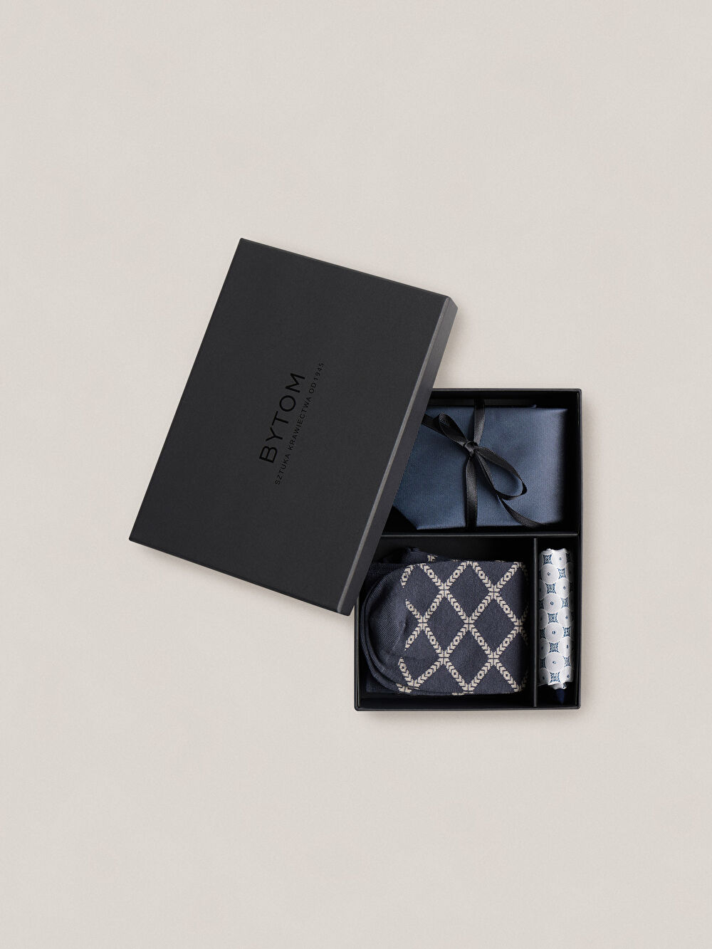 ZESTAW KRAWAT POSZETKA I SKARPETY